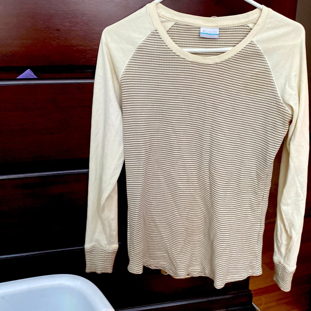 SALE! ⭐️2 for $20 Columbia Cascade Gorge Thermal Crew shirt!